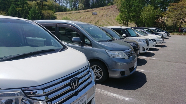 駐車場に並ぶ車