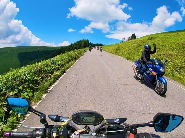 バイクが走っている