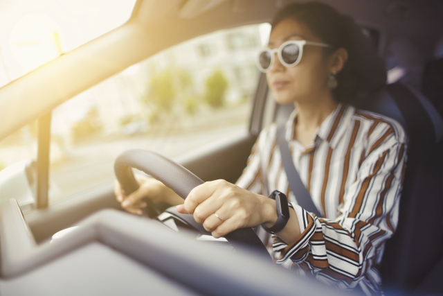 運転をする女性