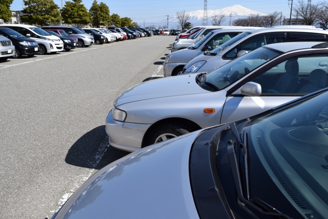 駐車場に並ぶ車